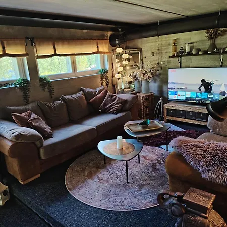 Loft By The Asunto Omakotitalon Alakerrassa